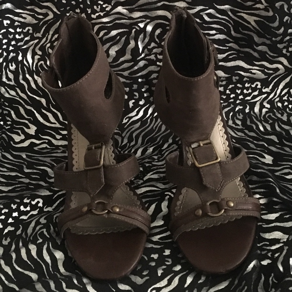 NWOT Strappy Suede chunky Heels